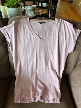 Banana Republic Light Dusty Pink/Mauve V-Neck Short Sleeve Tee